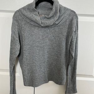 Forever 21 turtle neck grey knitted sweater. Used but in good condition. Size: S